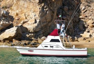 RedRum Sport Fishing 32ft Crystaliner yacht charter, best for cabo offshore fishing and Marlin Fishing in Los Cabos